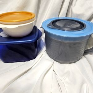 3 pieces of tupperware